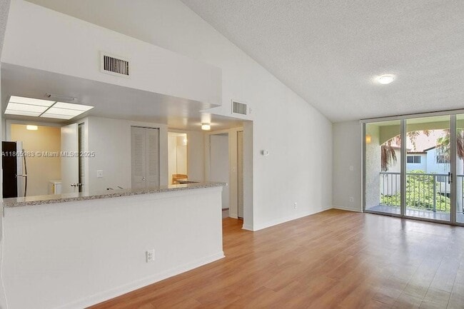 Foto del edificio - 3605 NE 207th St