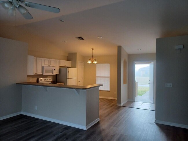 Foto del edificio - 3/2 with laminate flooring throughout