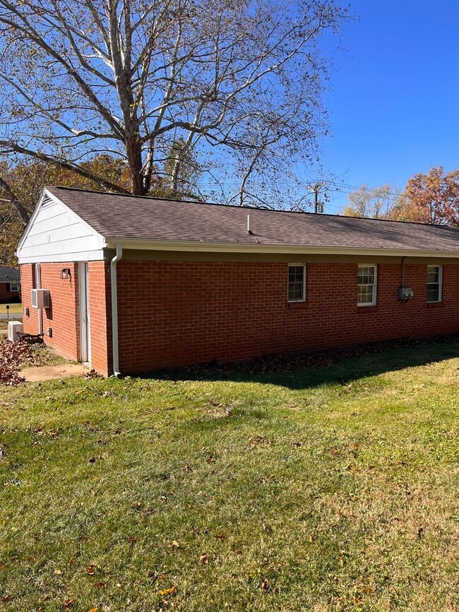 Building Photo - 2 Bedroom || 1 Bathroom Duplex Unit