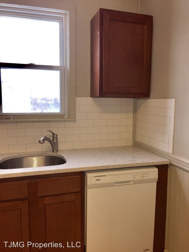 Building Photo - 3 br, 1 bath Room For Rent - 131-33 Dell St