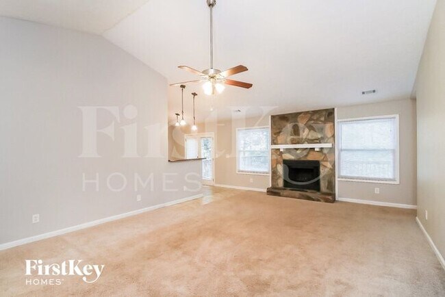 Foto del edificio - 824 Riverstone Ln