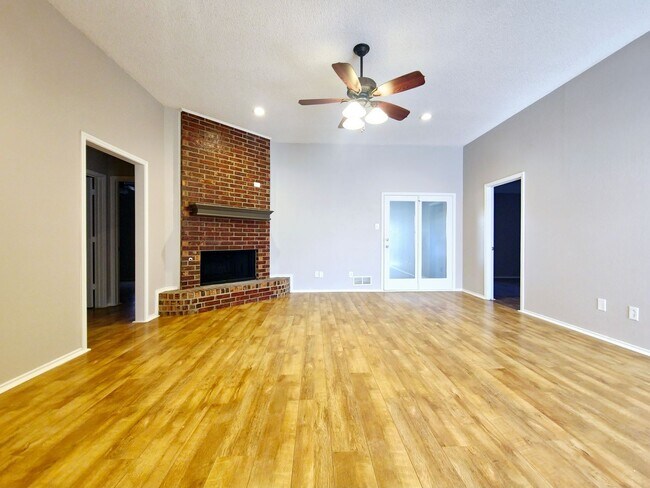 Foto del edificio - Great 3 Bedroom Available near Crestview E...