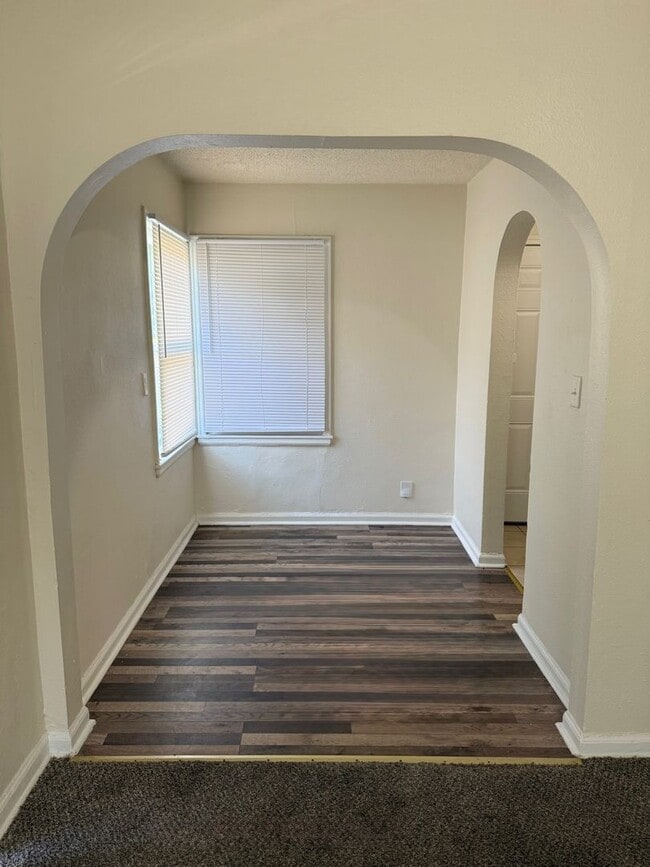 Building Photo - Spacious 2 Bed / 1 Bath Quadplex Near Down...