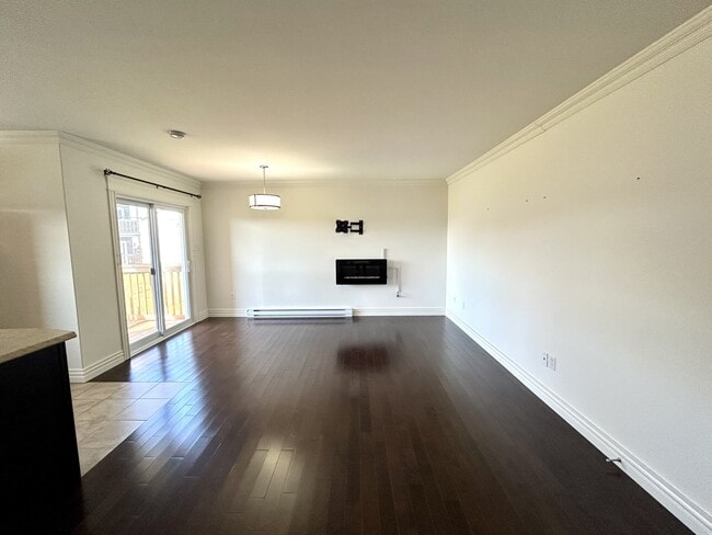 Building Photo - 385 Blackmarsh Rd