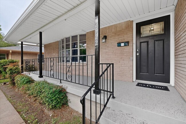 Foto del edificio - 2522 Pinebluff Dr