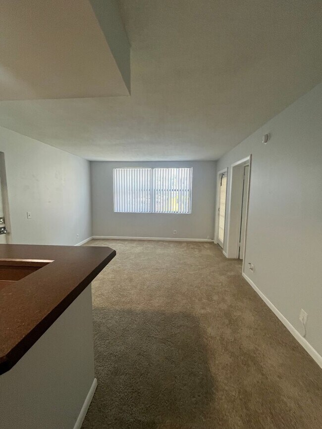 Foto del edificio - ONE BEDROOM ONE BATHROOM! WATERFRONT COMMUNITY!
