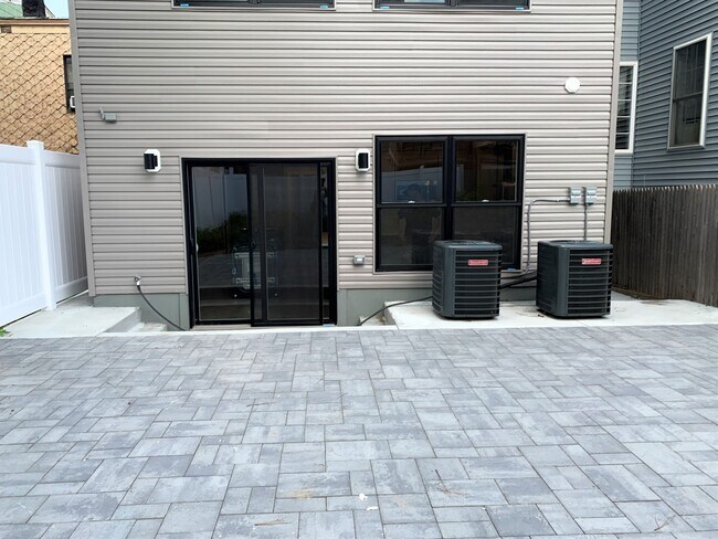 private patio - 455 Mercer St