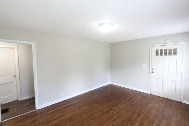 Foto del edificio - New On The Market! Fresh New Updates!! Better Hurry To See This One!!