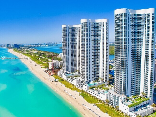 Foto del edificio - 15901 Collins Ave