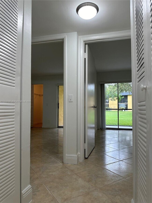 Foto del edificio - 801 Meadows Cir