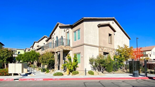 Foto del edificio - Spectacular 3 Bedroom Townhouse in Gate Community Near Sky Canyon and Centennial! Strip Views!