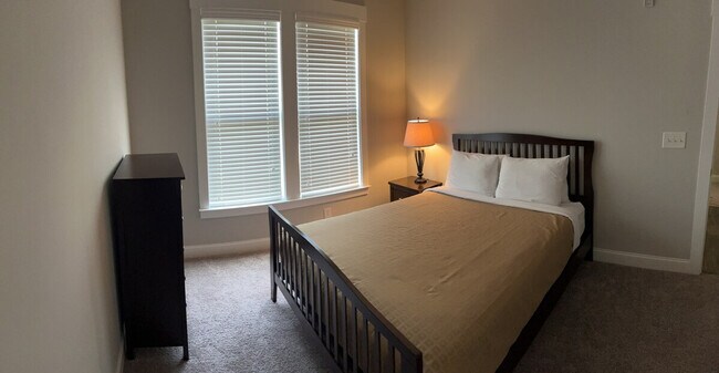 Building Photo - 8601 Lenten Rose Ct