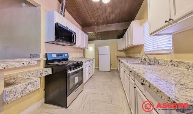 Building Photo - Unique Home Near Bakersfield College!