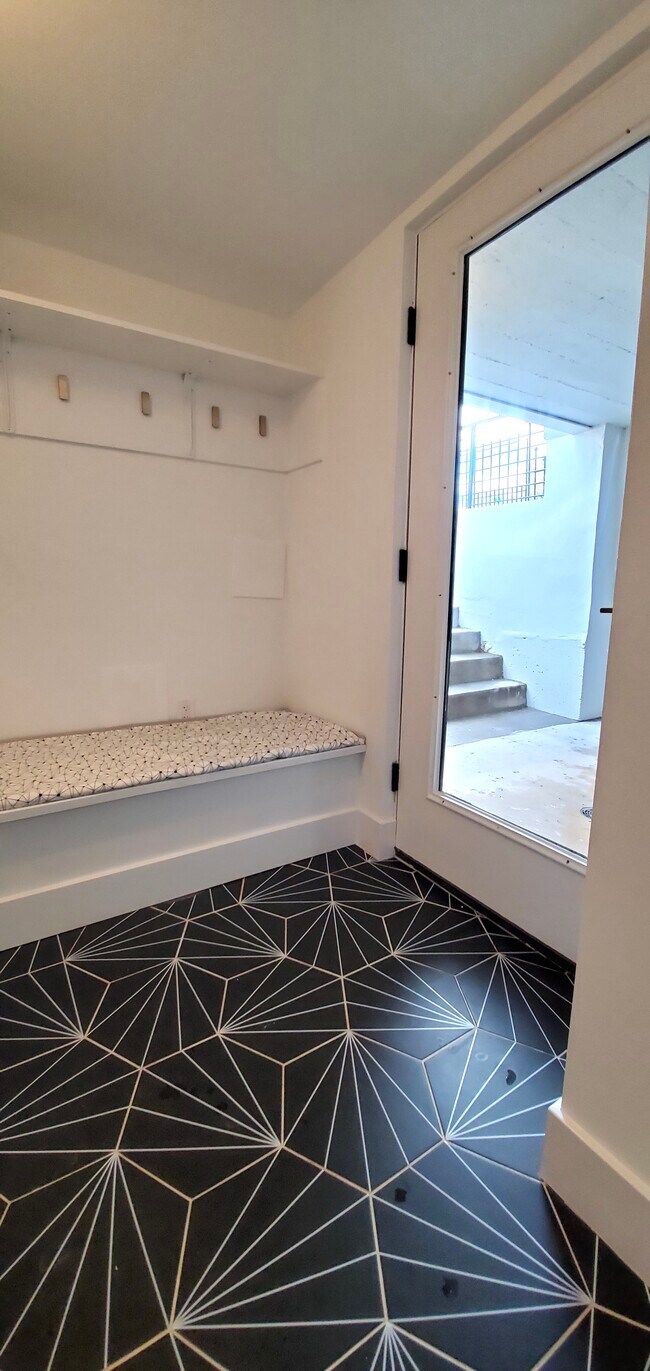 Foto del edificio - 706 Otis Pl NW