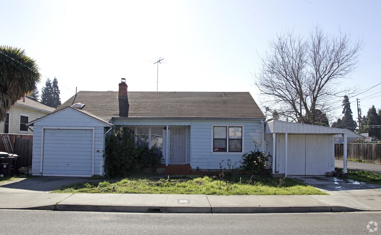 Building Photo - 181-189 Medford Ave