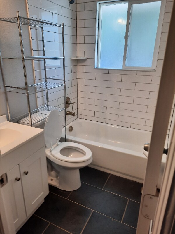Foto del edificio - 8150-8152 Ames Way