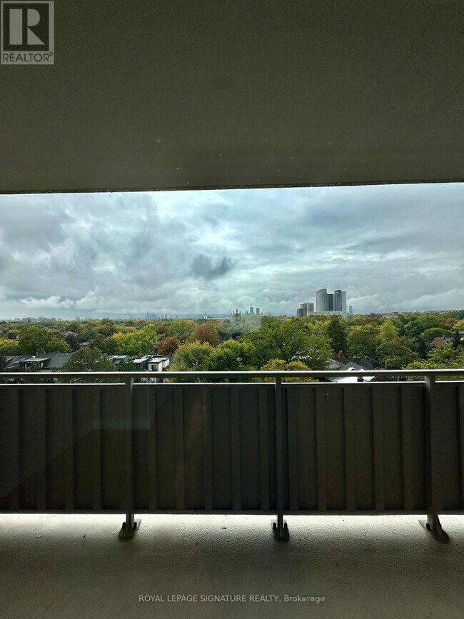 Building Photo - 666 Spadina Ave.