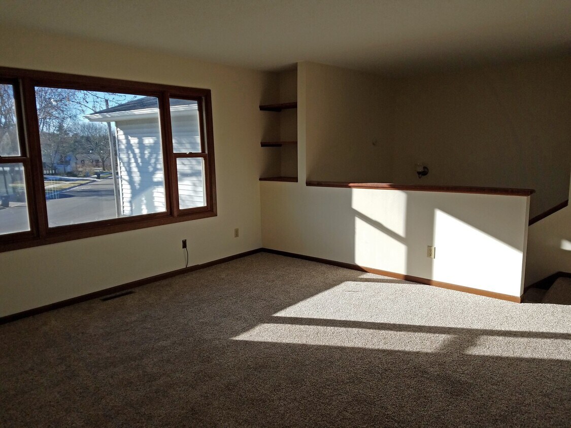 Foto principal - 735 10th Ave N