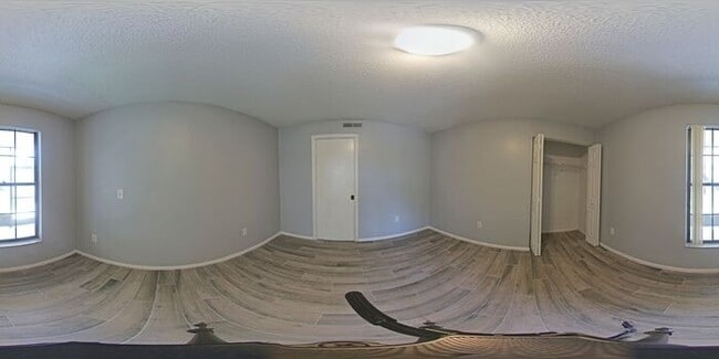 Building Photo - 3 Bedroom Condo, close to airport & shoppi...