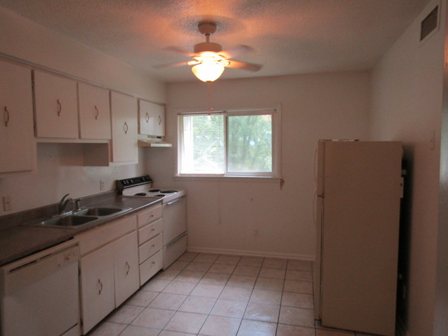 Foto del edificio - 128 Whispering Oaks Ln