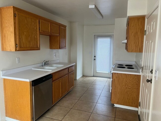 Building Photo - APARTMENT