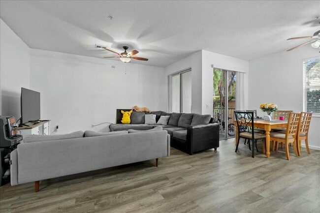 Building Photo - 1109 Shoma Dr