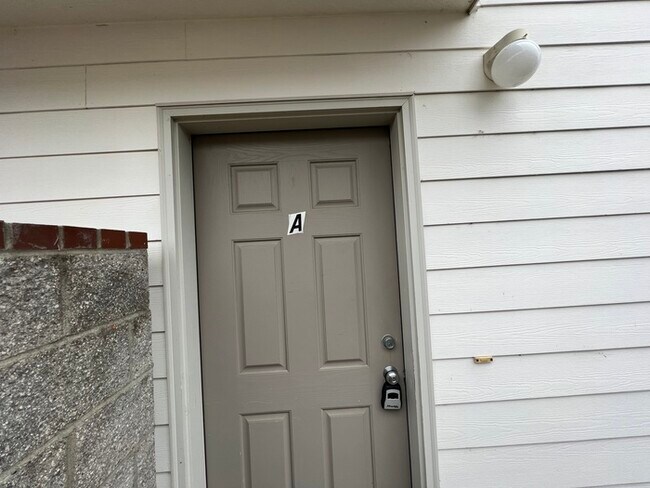 Building Photo - Two Bedroom in Newport!