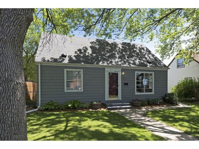 Building Photo - Charming Bungalow Available - Walk To Southdale Mall!