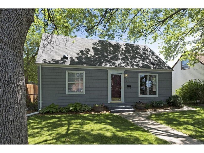 Foto del edificio - Charming Bungalow Available - Walk To Southdale Mall!