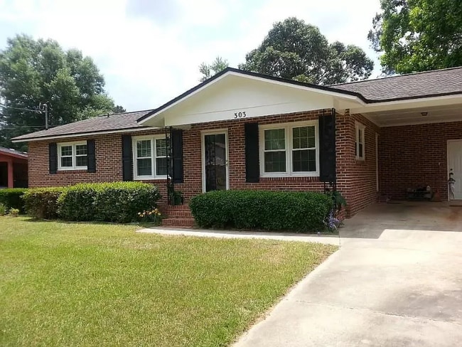 Building Photo - 303 Palm Dr