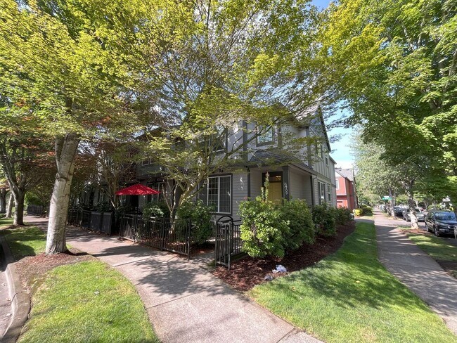 Building Photo - Charming 3-Bedroom Home with Open Layout, ...