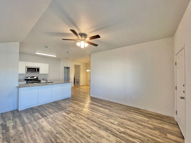 Building Photo - 1809 Castroville Trl