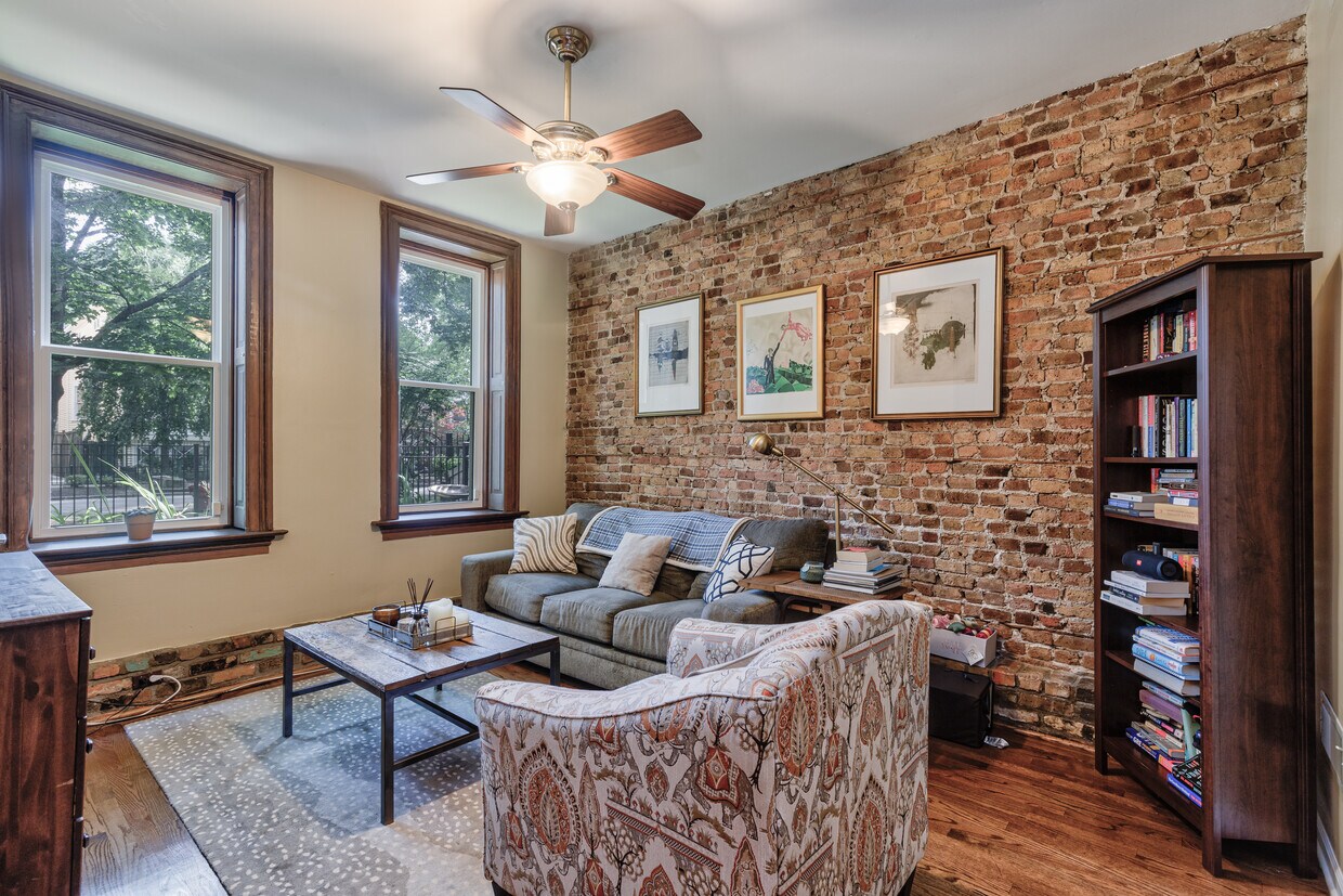 Primary Photo - 828 W Lill Ave