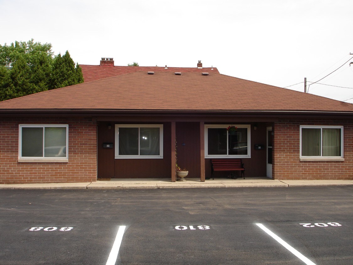 Building Photo - 800-816 Northwest Blvd