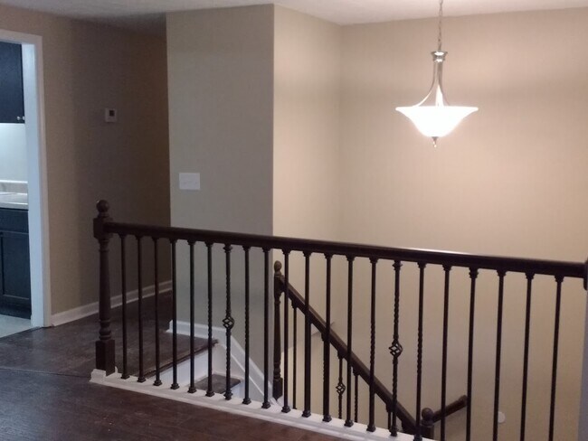 Building Photo - 111 Grenoble RD: 4BD, 3BA split level home...