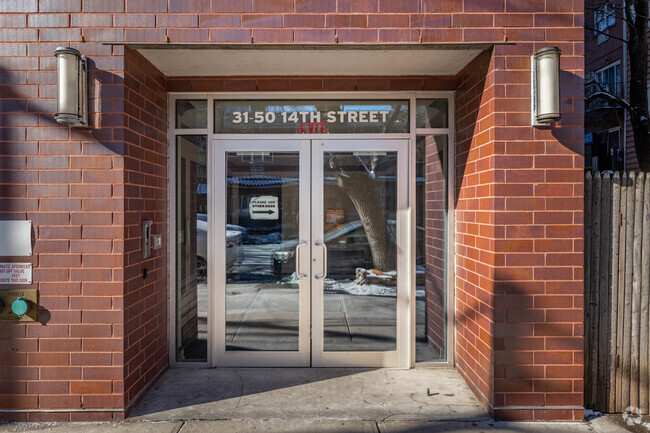 Entrada del edificio - New Astoria 5-story building