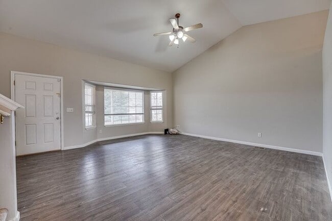 Building Photo - Spacious 3 bed, 2.5 bath home located in W...