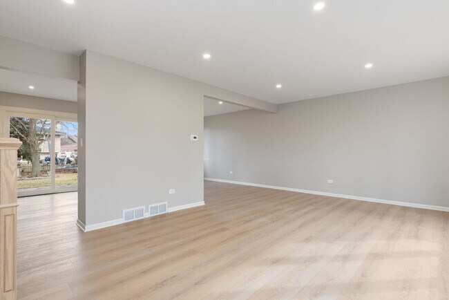 Building Photo - 8518 Candlelight Dr W