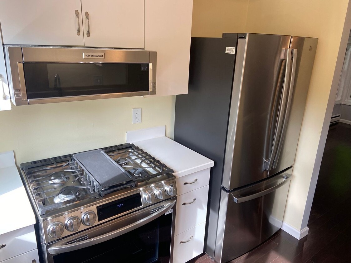 WOW!! BRIGHT AND SPACIOUS WATERTOWN UNIT W CENTRAL AIR, WASHER/DRYER - WOW!! BRIGHT AND SPACIOUS WATERTOWN UNIT W CENTRAL AIR, WASHER/DRYER