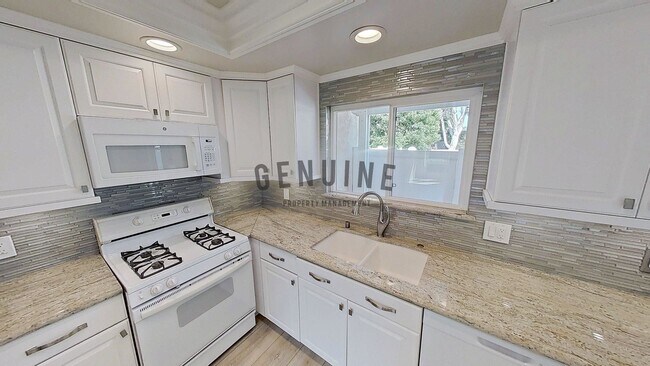 Foto del edificio - Beautiful 3Bd 2.5Ba Costa Mesa Townhome