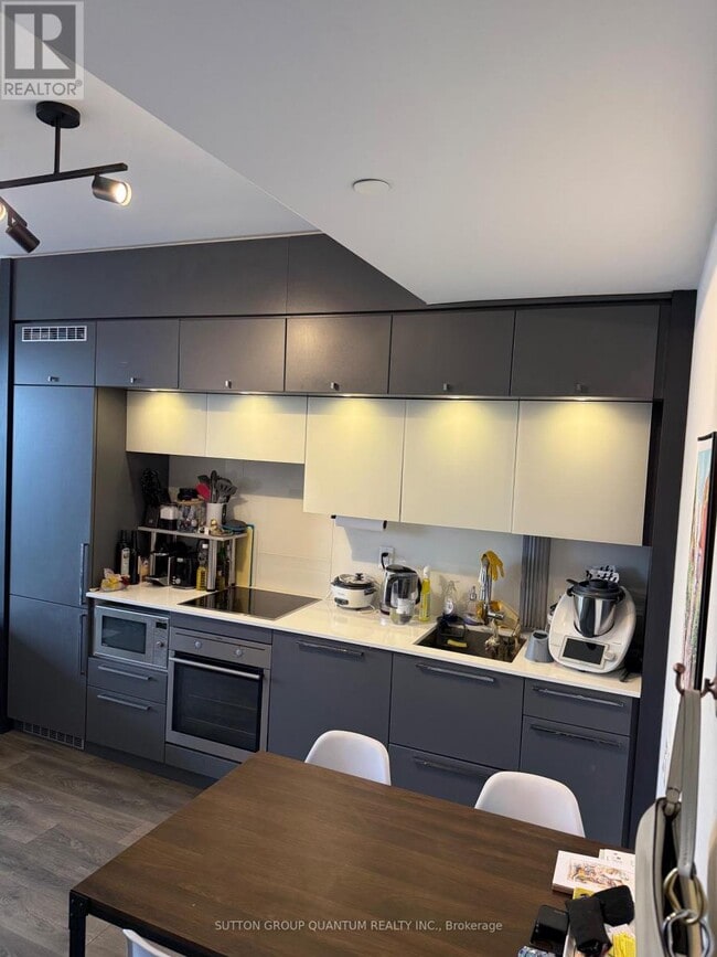 Building Photo - 15 Grenville St