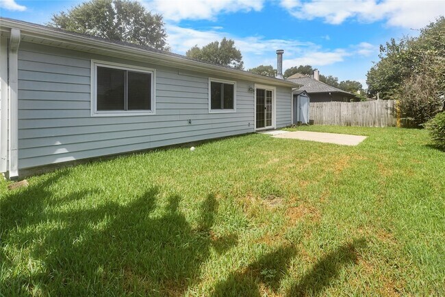 Foto del edificio - 1735 Oak Ridge Dr