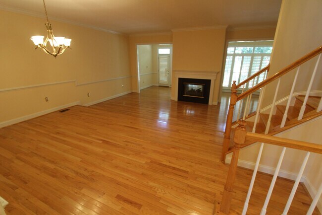 Building Photo - Gorgeous Fairfax City Townhouse 3 Bd, 2 fu...