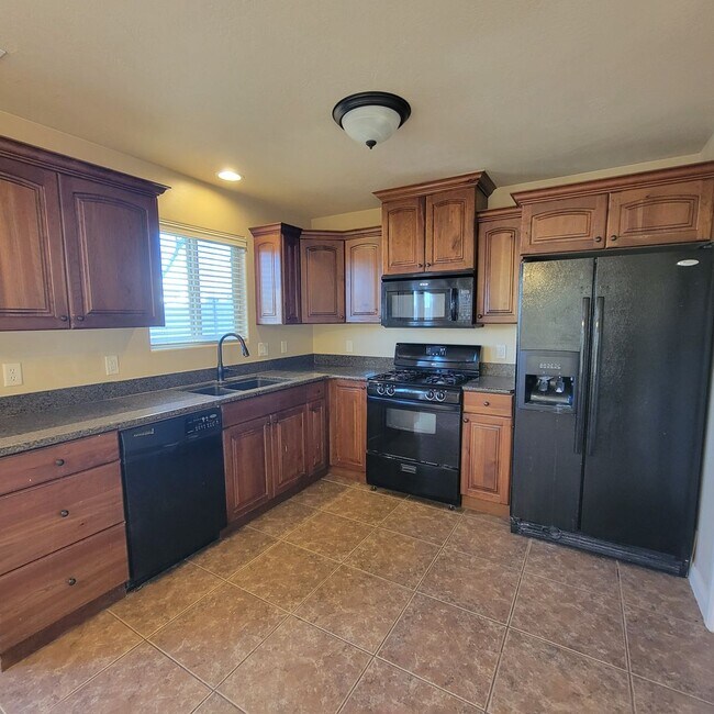 Building Photo - Pet Friendly Townhome