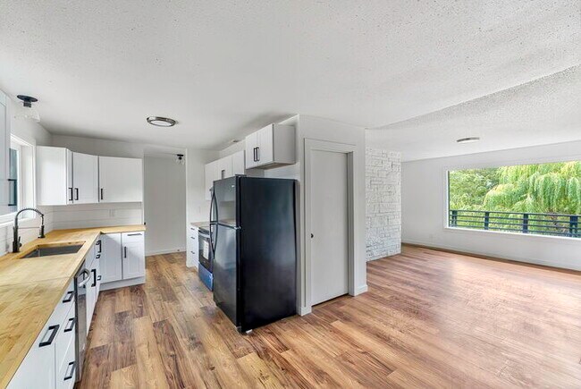 Building Photo - 2450 Park Hill Dr