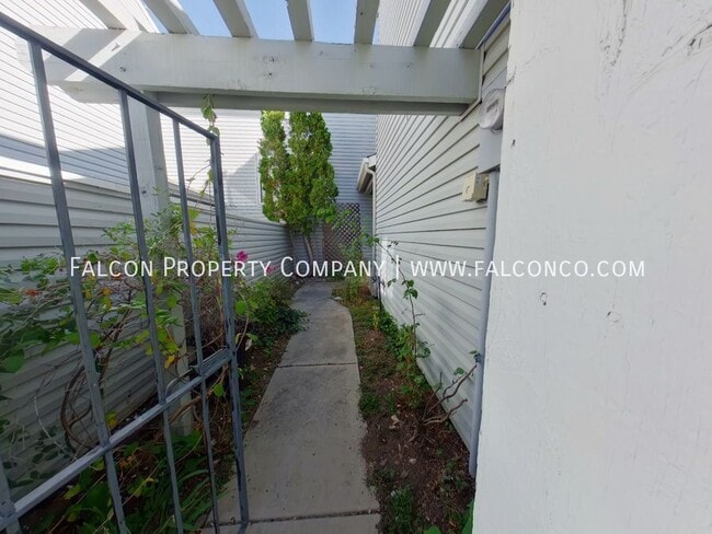 Building Photo - 2526 Elite Terrace