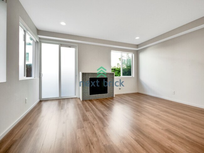 Foto del edificio - 3 Bed and 2 Bath Luxury Townhome is Available for Rent!