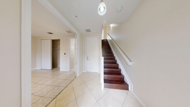 Foto del edificio - 4 Bed/3.5 Bath Townhome w/2 Car Garage in Pet Friendly Gated Community! ** Water/Cable/Internet I...