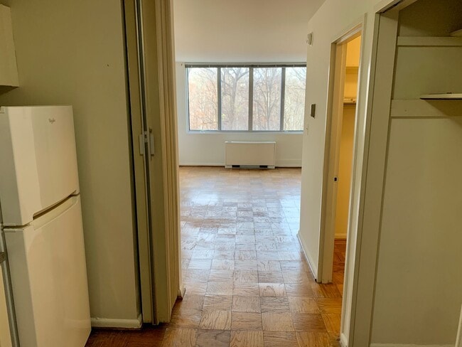 Building Photo - Spectacular Studio in Van Ness East with U...