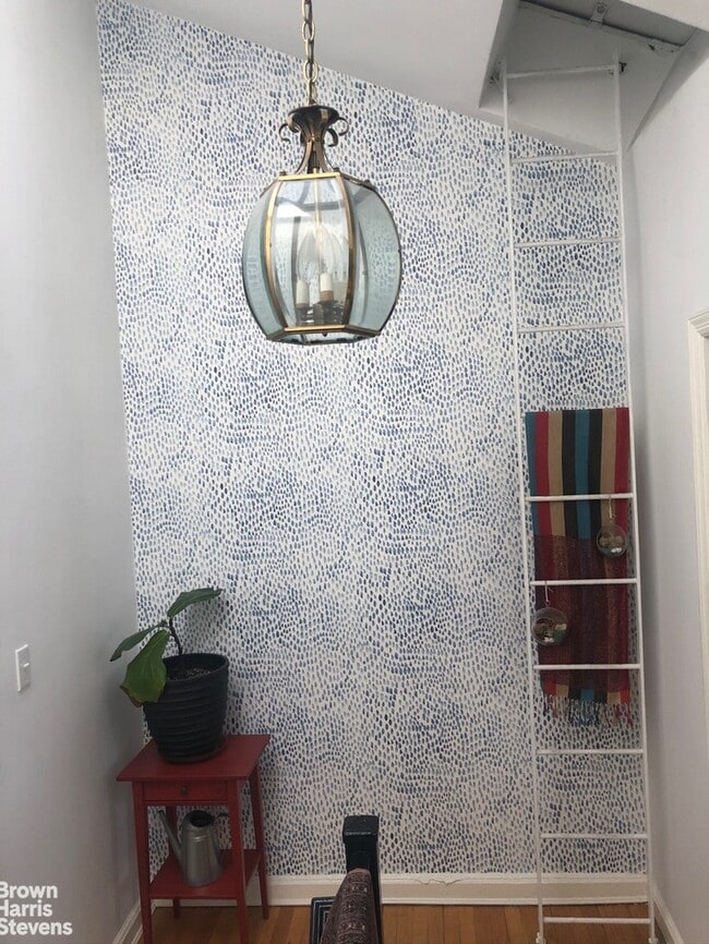 Building Photo - Upper Duplex on Beautiful Block